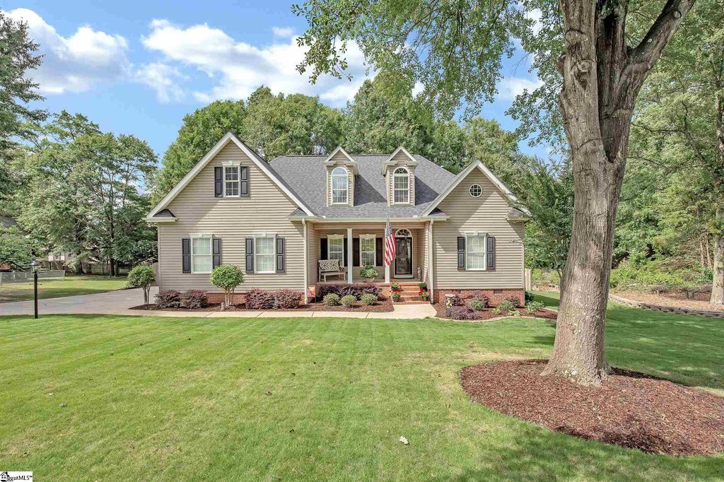 Enjoy summers with screened porch in Mauldin, SC